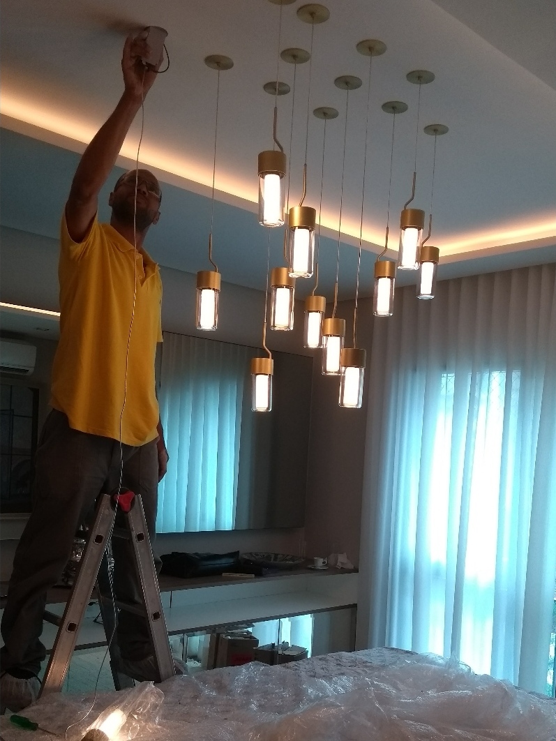 projeto de iluminação instalando pendente